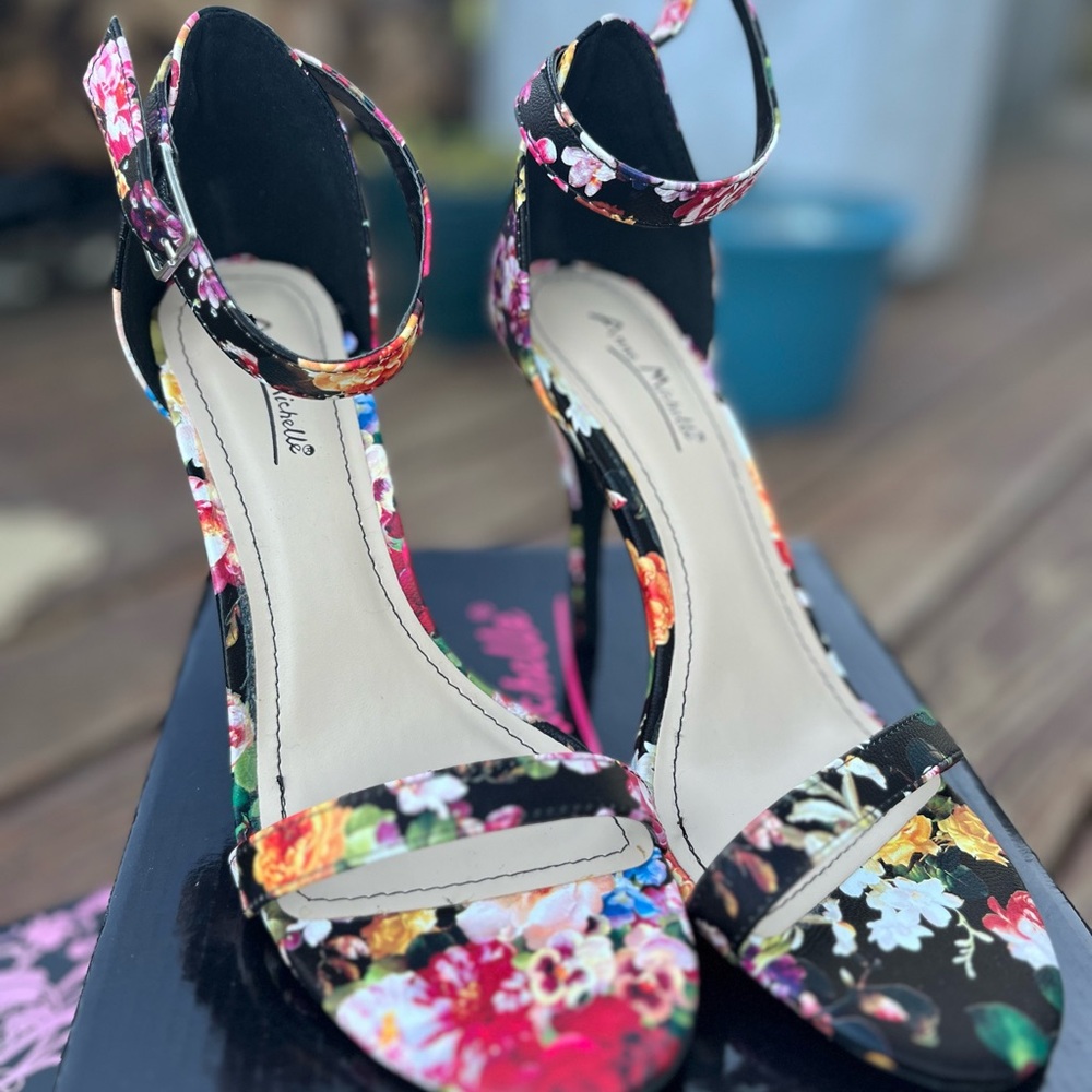Anne Michelle Black Floral Heels, size 8.5 - Picture 4 of 4